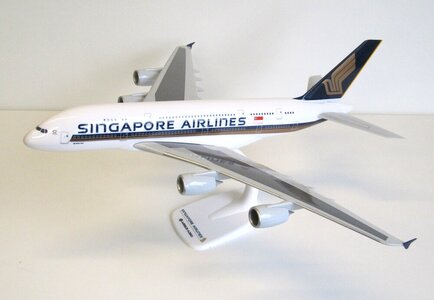 AIRPLANE DIECAST MODEL SINGAPORE AIRLINES AIRBUS A380-800 1:200 32CM