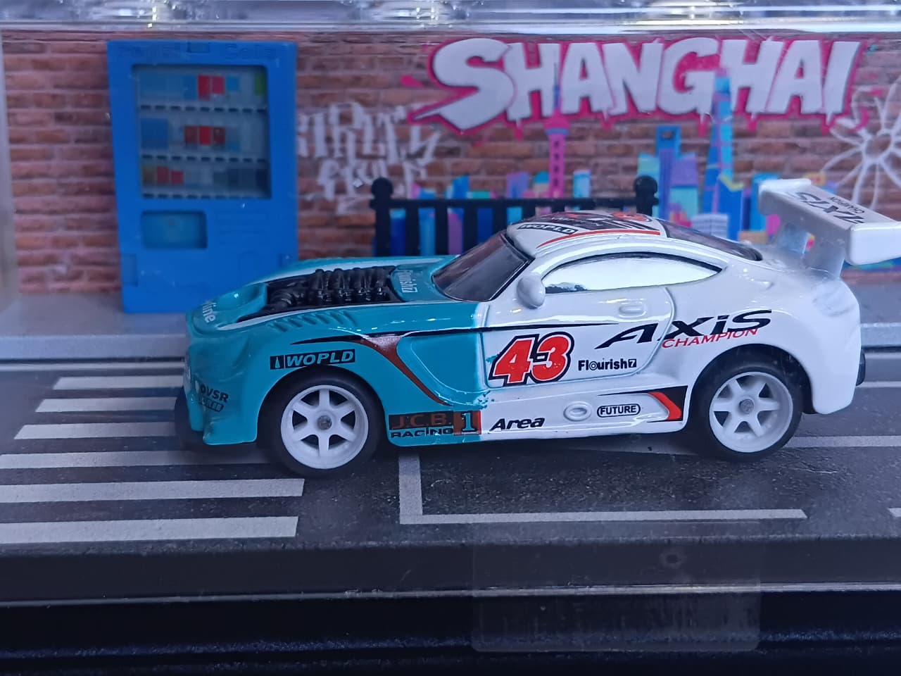 WHITE & TEAL 95577-30 1:64 RACING CAR MINATURE DIORAMA DISPLAY- PREMIUM STREET ART SCENE WITH ACRYLIC CASE