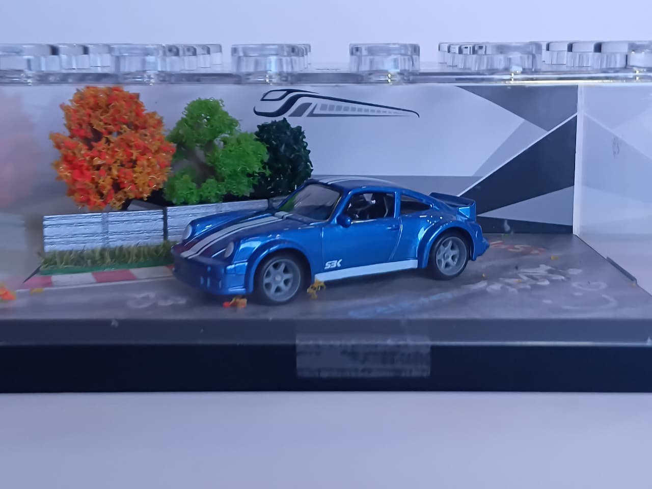 BLUE  SPORTS DIORAMA CAR MINIATURE 1:64 SCALE 95577-30