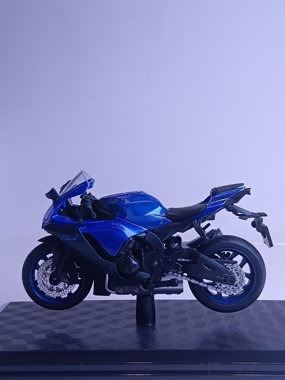 F3 YAMAHA R1 M18-4B 1:18 DIE-CAST BIKE MODEL BLUE/BLACK