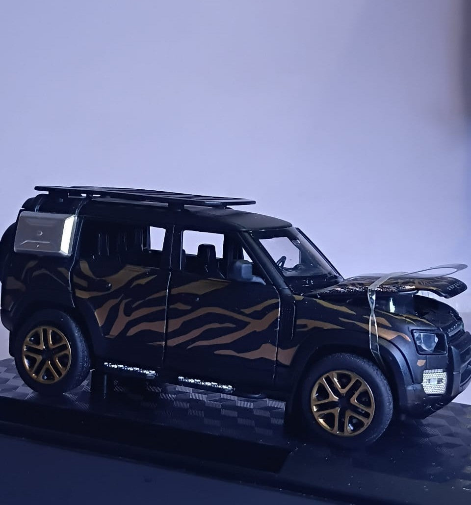CCA 1:32 LAND ROVER DEFENDER 110 DIECAST MODEL  88416A CAR BLACK/GOLD