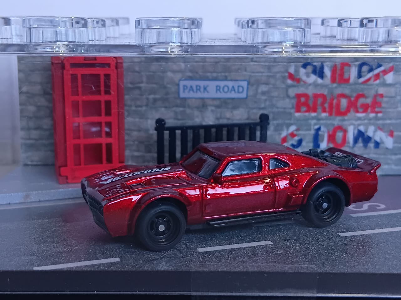 RED MUSCLE CAR DIORAMA RACING CAR MINIATURE 1:64 SCALE 95577-30