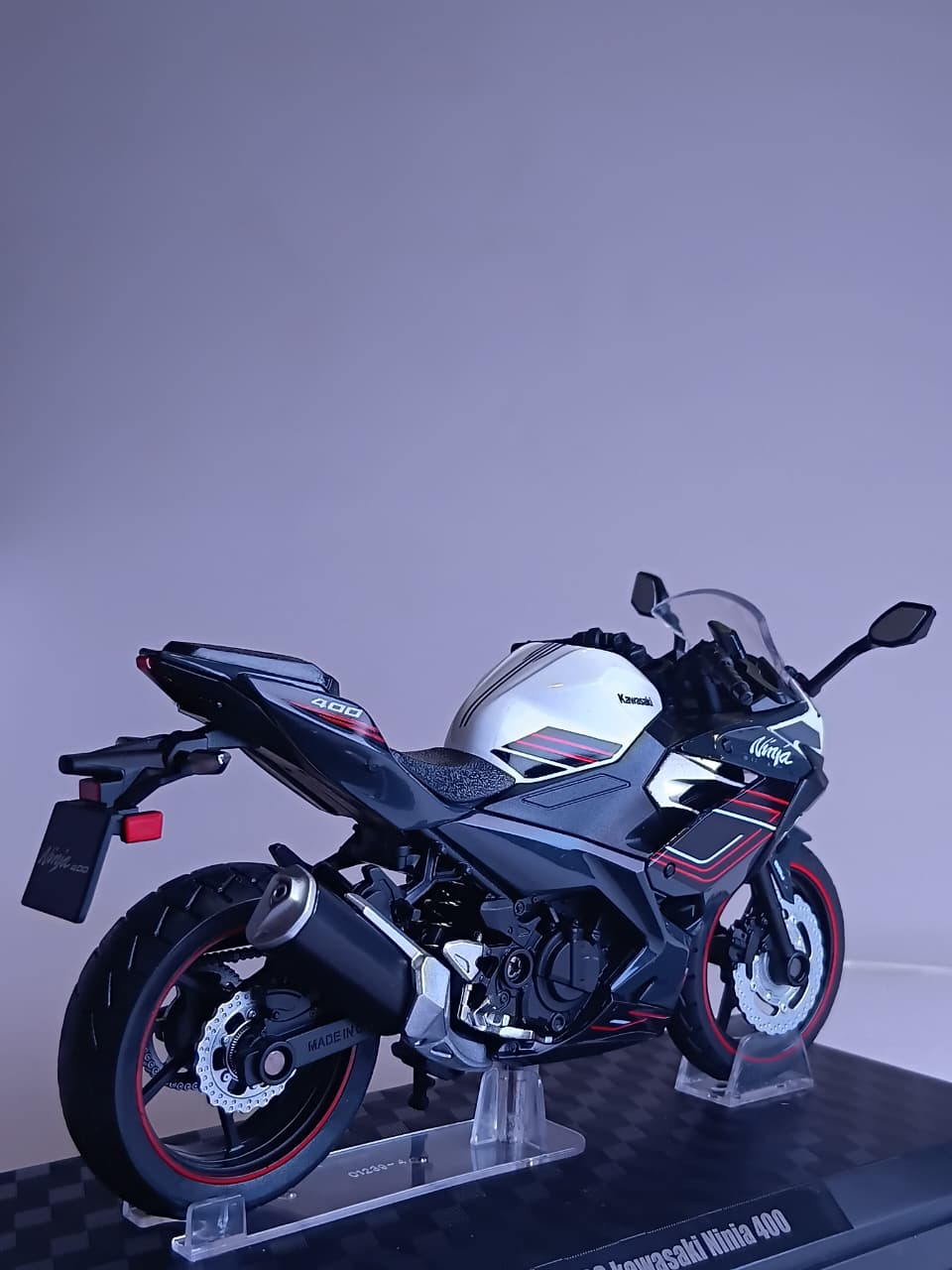 CCA 1:12 KAWASAKAI NINJA 400 DIE-CAST BIKE MODEL 31729 WHITE/BLACK