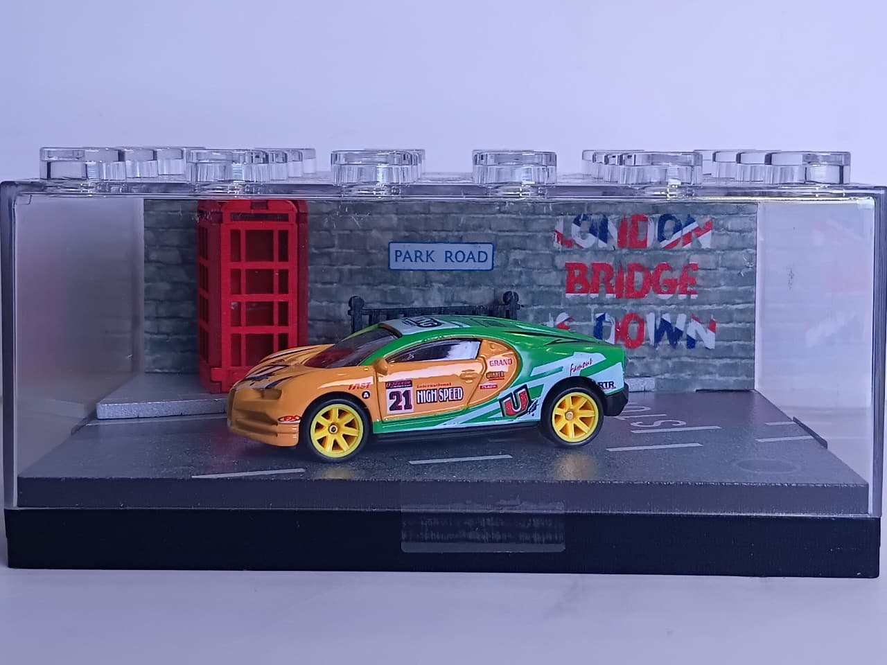 DIORAMA YELLOW & GREEN RACING CAR MINIATURE 1:64 SCALE 95577-30