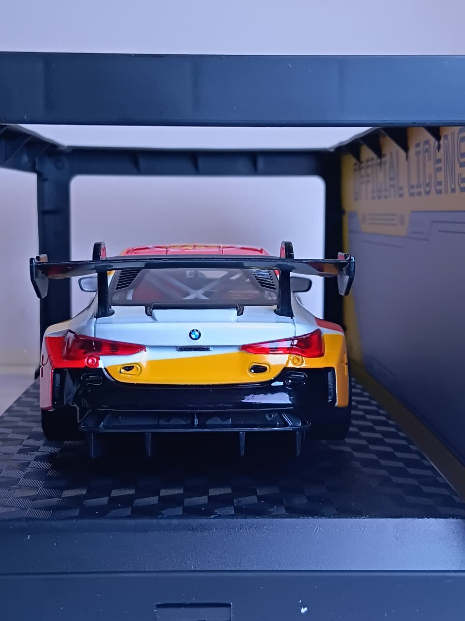 CCA BMW M4 GT3 1:24 DIECAST MODEL 862277E WHITE RED