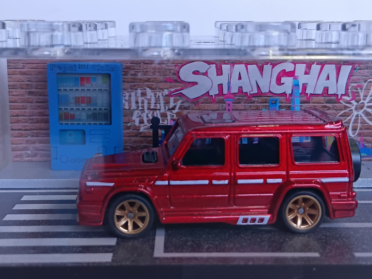 RED LUXURY DIORAMA SUV RACING CAR MINIATURE 1:64 SCALE 95577-30