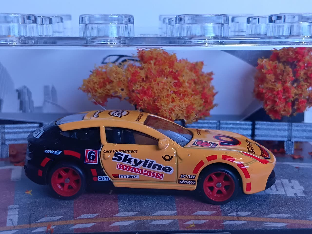 RACING CAR 95577-30 1:64 MINIATURE DIORAMA DISPLAY – PREMIUM TRACKSIDE SCENE WITH ACRYLIC CASE YELLOW