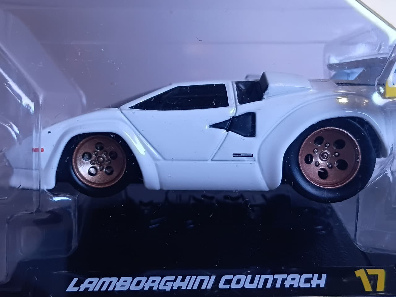 MAISTO MUSCLE MACHINE 1/64 SCALE LAMBORGHINI COUNTACH WHITE METAL DIECAST SERIES 3 MODEL 17 CODE 15526