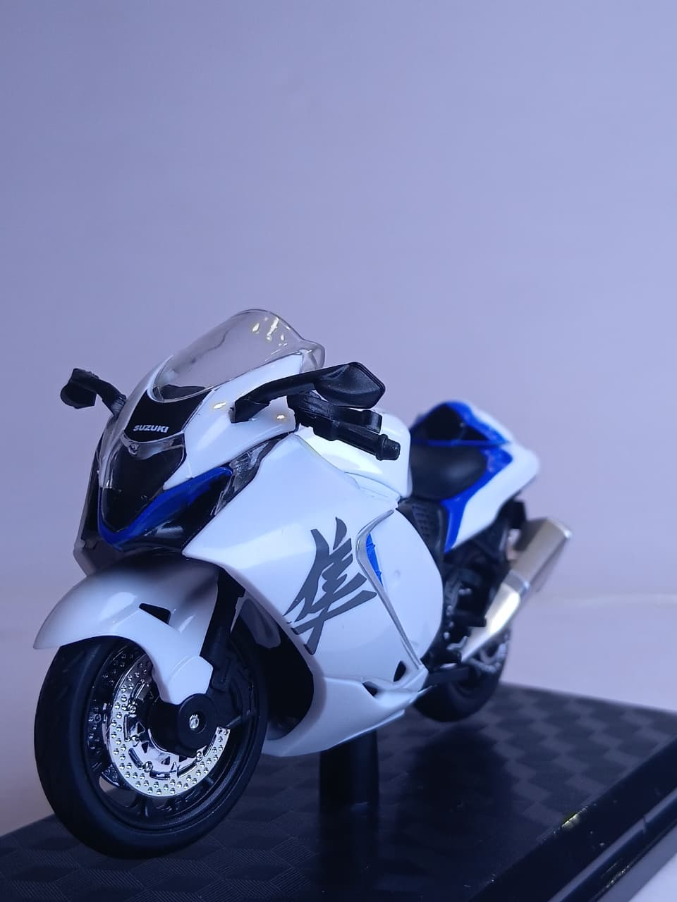 HAYABUSA M18-5B 1:18 SUZUKI DIE-CAST BIKE MODEL WHITE/BLACK
