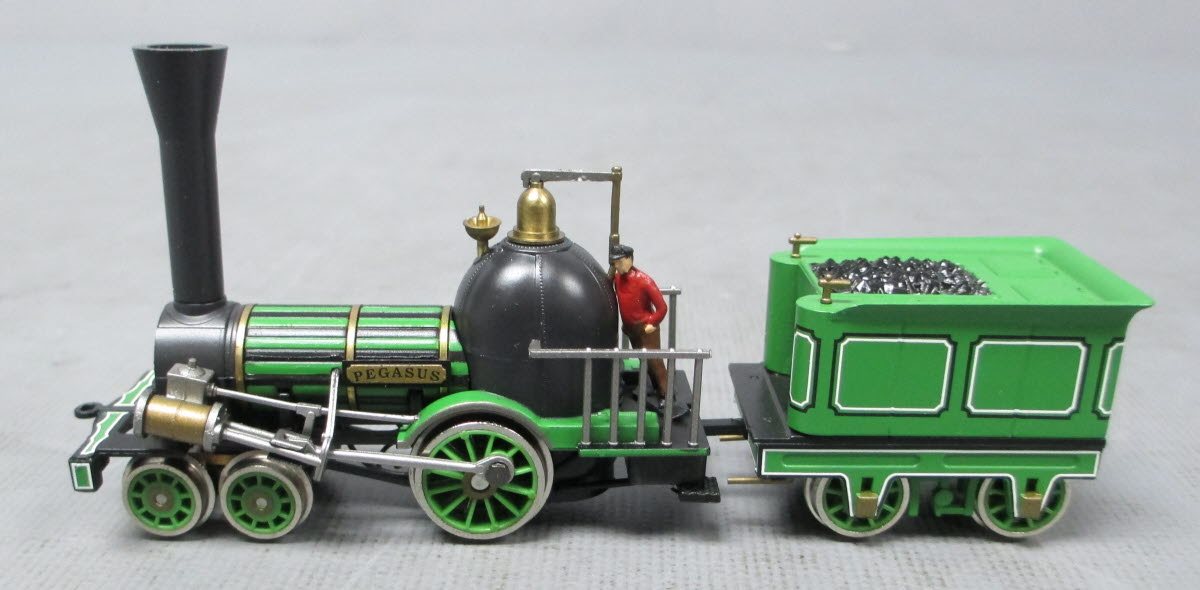 BACHMANN HO 00690 PEGASUS TRAIN SET 1:87 SCALE WITH 4-2-0 STEAM LOCO & TENDER & 3 HISTORICAL PASSENGER CARS