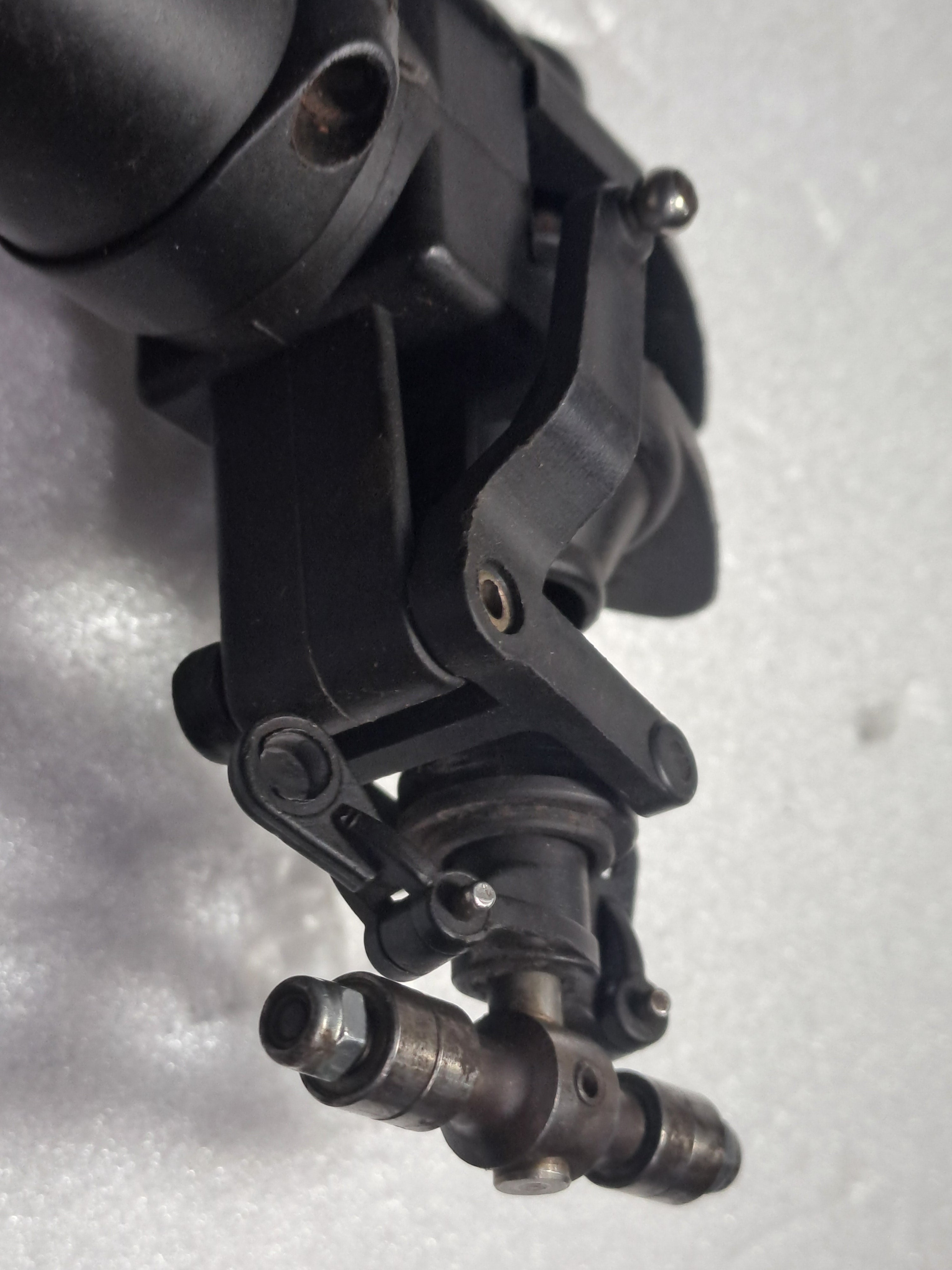 550 SIZE HELI TAIL ASSEMBLY WITH OUT BLADE GRIPS PRE-OWNED