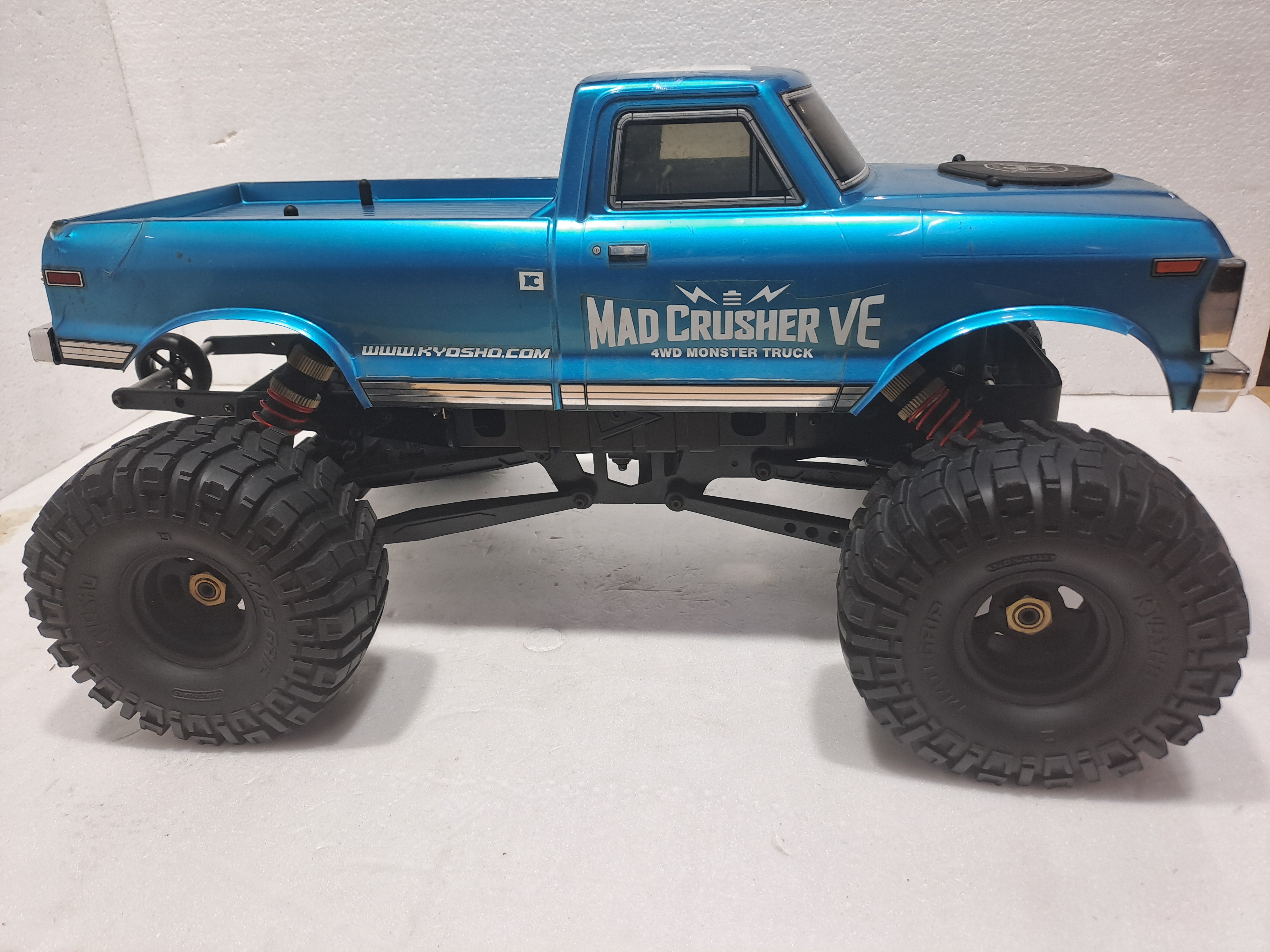 KYOSHO MAD CRUSHER MONSTER TRUCK 1/8 SCALE BLUE QUALITY PRE OWNED