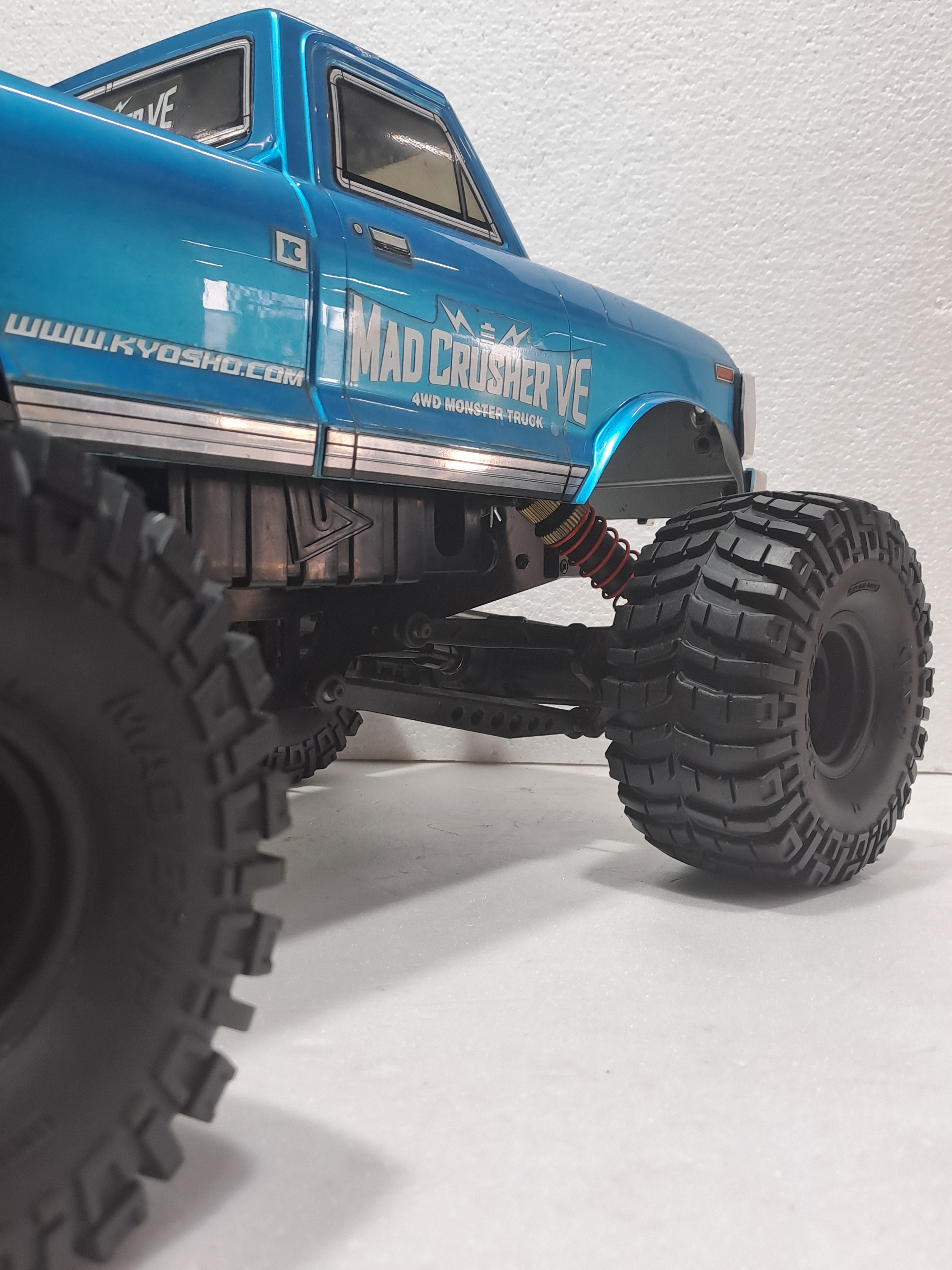 KYOSHO MAD CRUSHER MONSTER TRUCK 1/8 SCALE BLUE QUALITY PRE OWNED