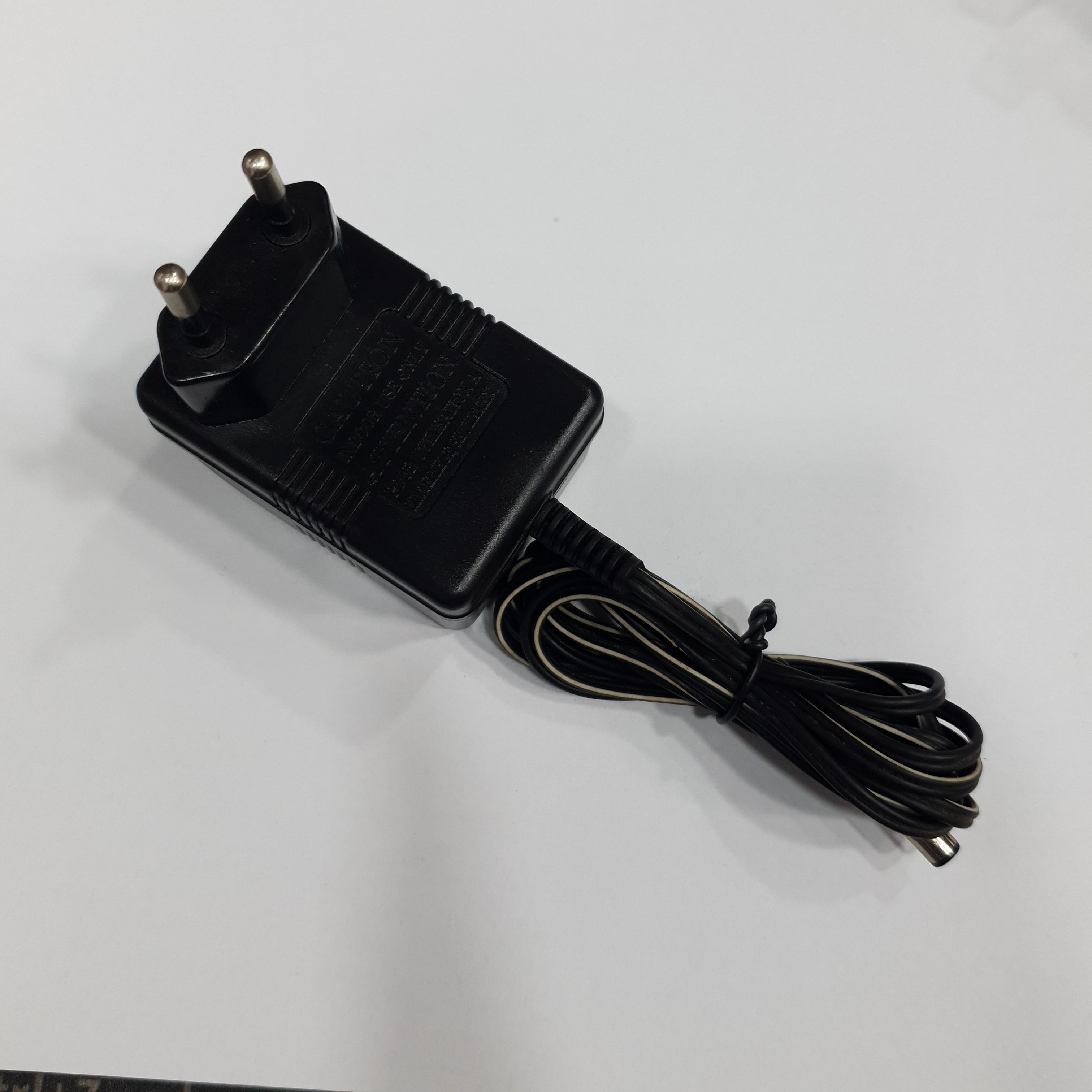 AC-DC ADAPTOR (MODEL 608) AC INPUT:220-230V DC OUTPUT:3V 200MA WITH 5.5MM X 2.5MM BARREL PIN