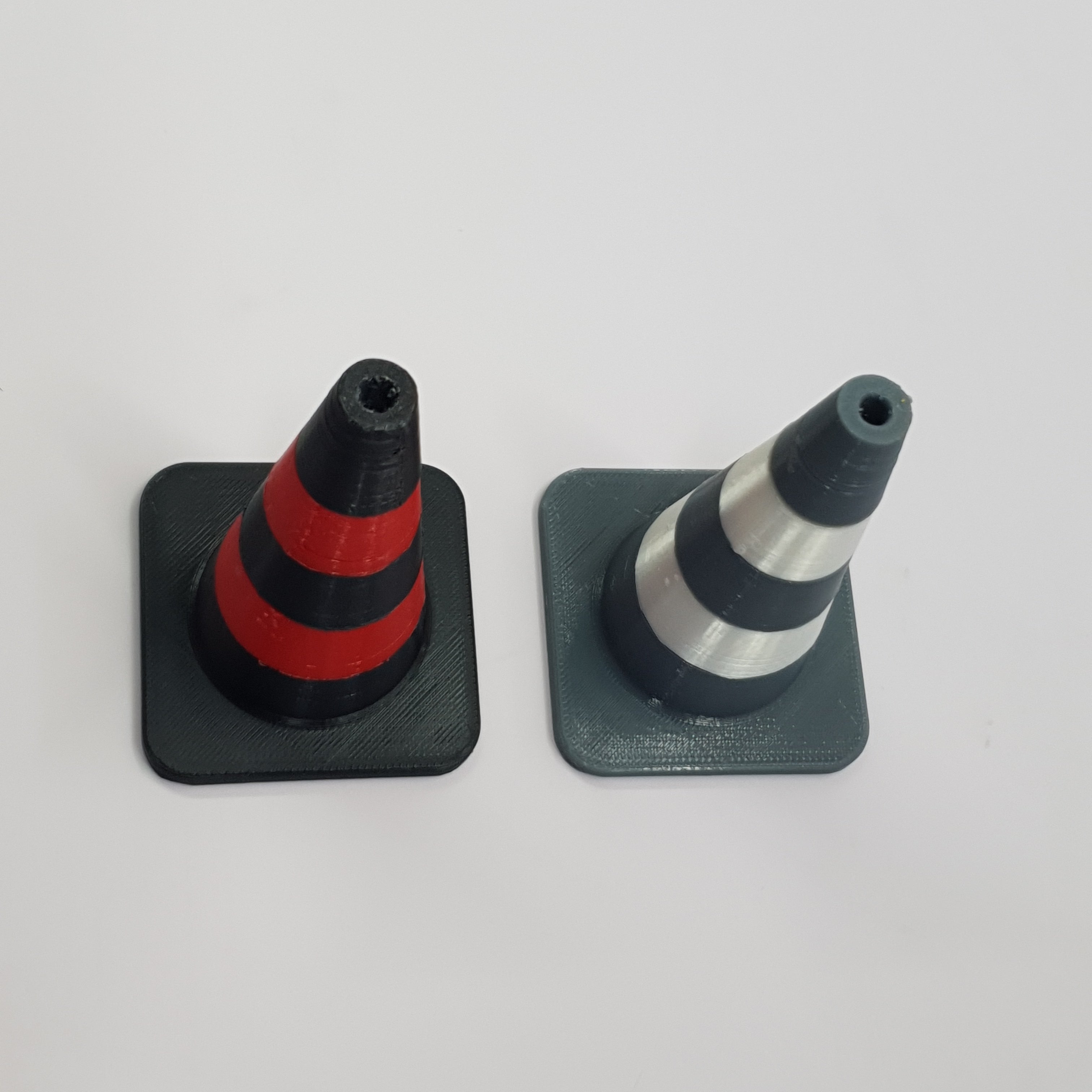SCALE MINIATURE ACCESSORIES LARGE TRAFFIC CONES (SET OF 2)