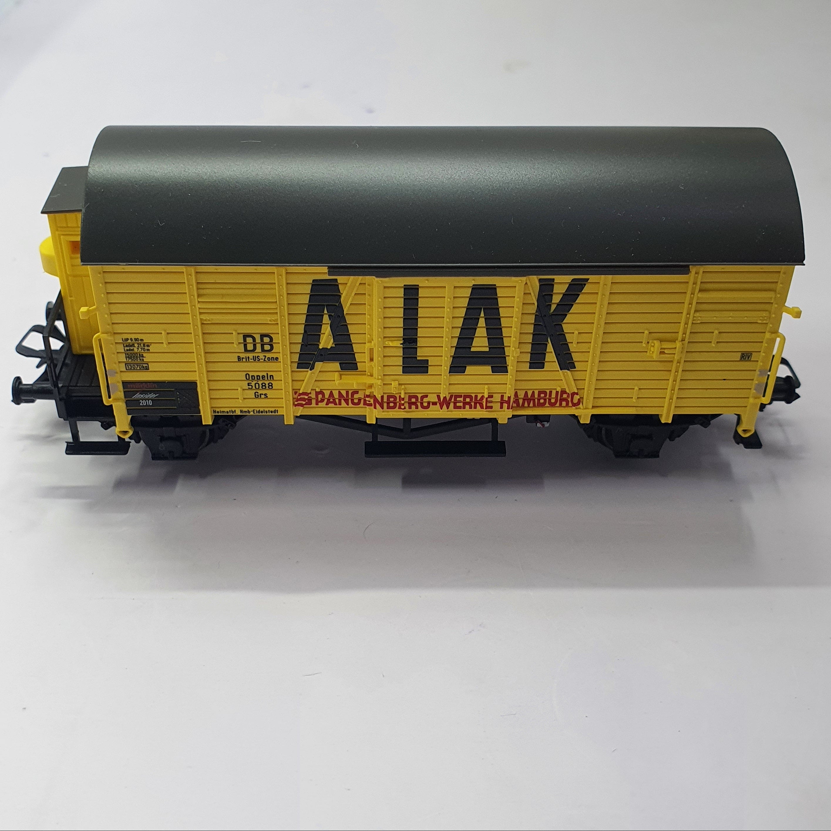 MARKLIN H0 48160 1/87 SCALE COVERED GOODS WAGON WITH BRAKEMAN's CAB JAHRESWAGEN 2010