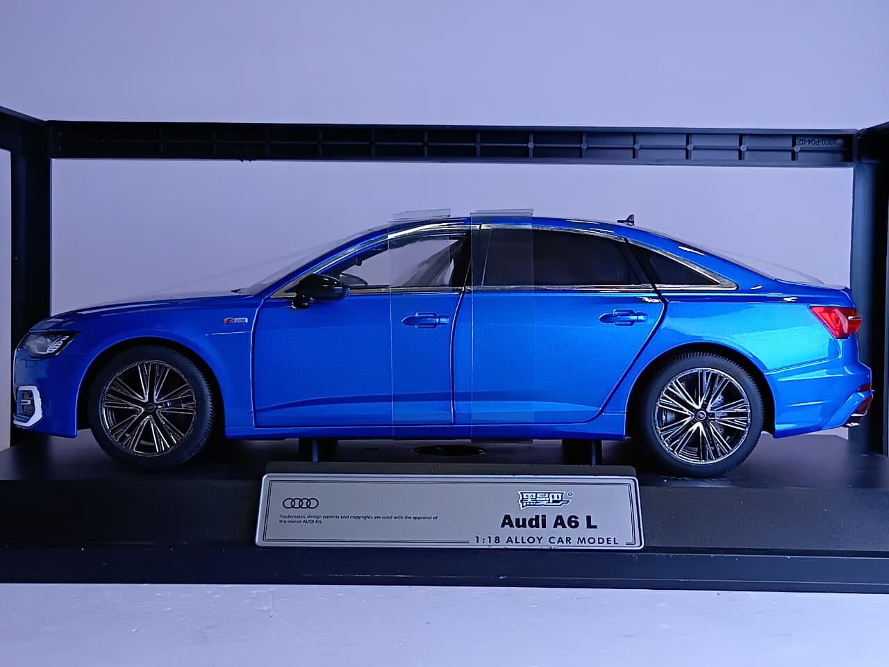 1:18 H1072 DIE CAST AUDI A6 L CAR MODEL BLUE