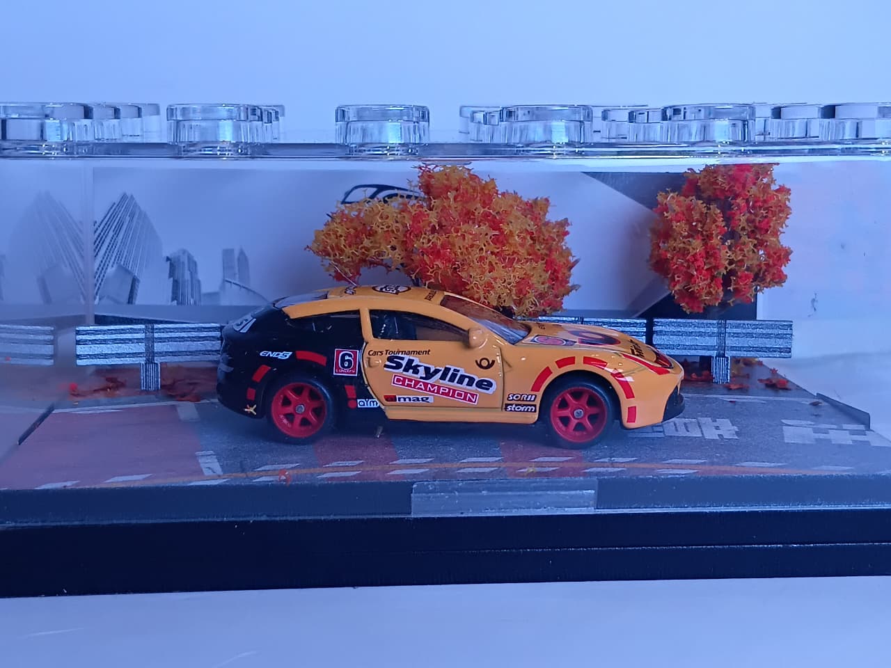 RACING CAR 95577-30 1:64 MINIATURE DIORAMA DISPLAY – PREMIUM TRACKSIDE SCENE WITH ACRYLIC CASE YELLOW