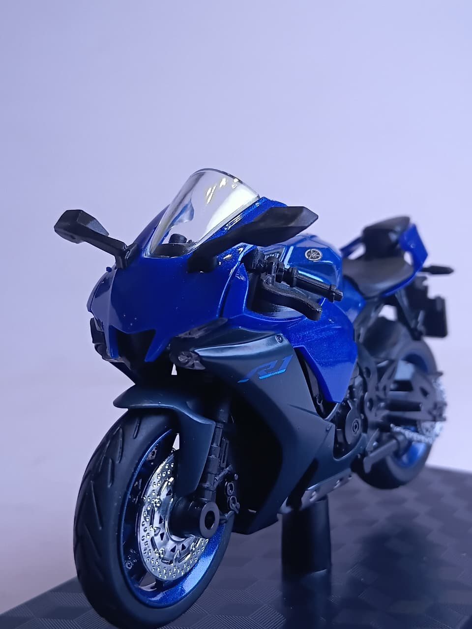 F3 YAMAHA R1 M18-4B 1:18 DIE-CAST BIKE MODEL BLUE/BLACK