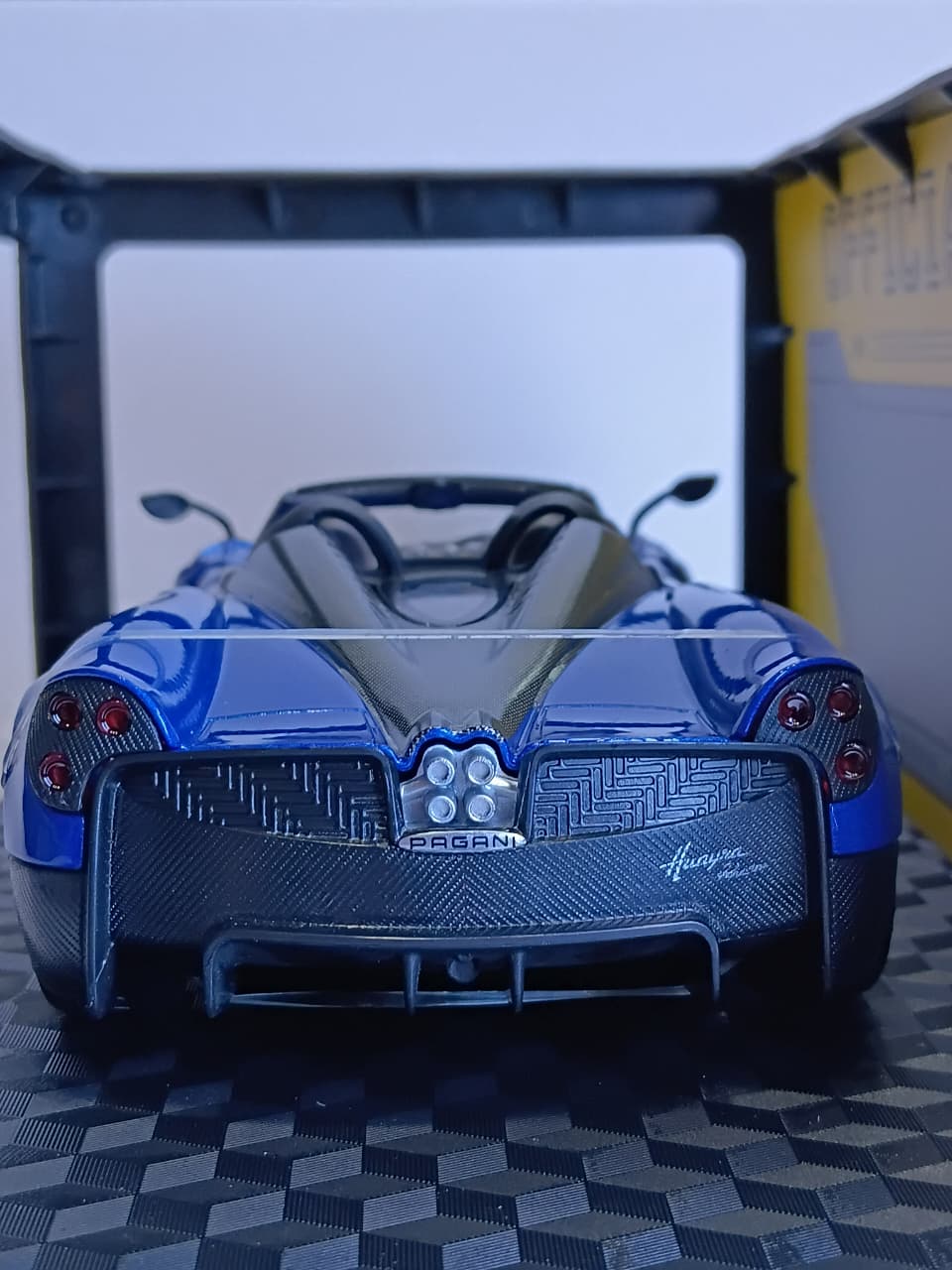CCA PAGANI HUAYRA ROADSTER BLUE 1/24 SCALE 68264K