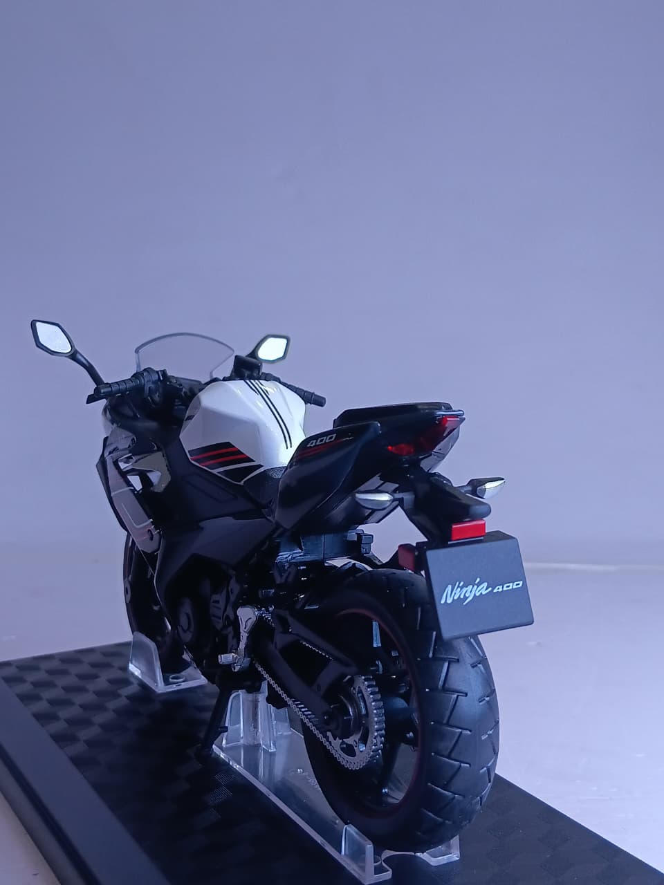 CCA 1:12 KAWASAKAI NINJA 400 DIE-CAST BIKE MODEL 31729 WHITE/BLACK