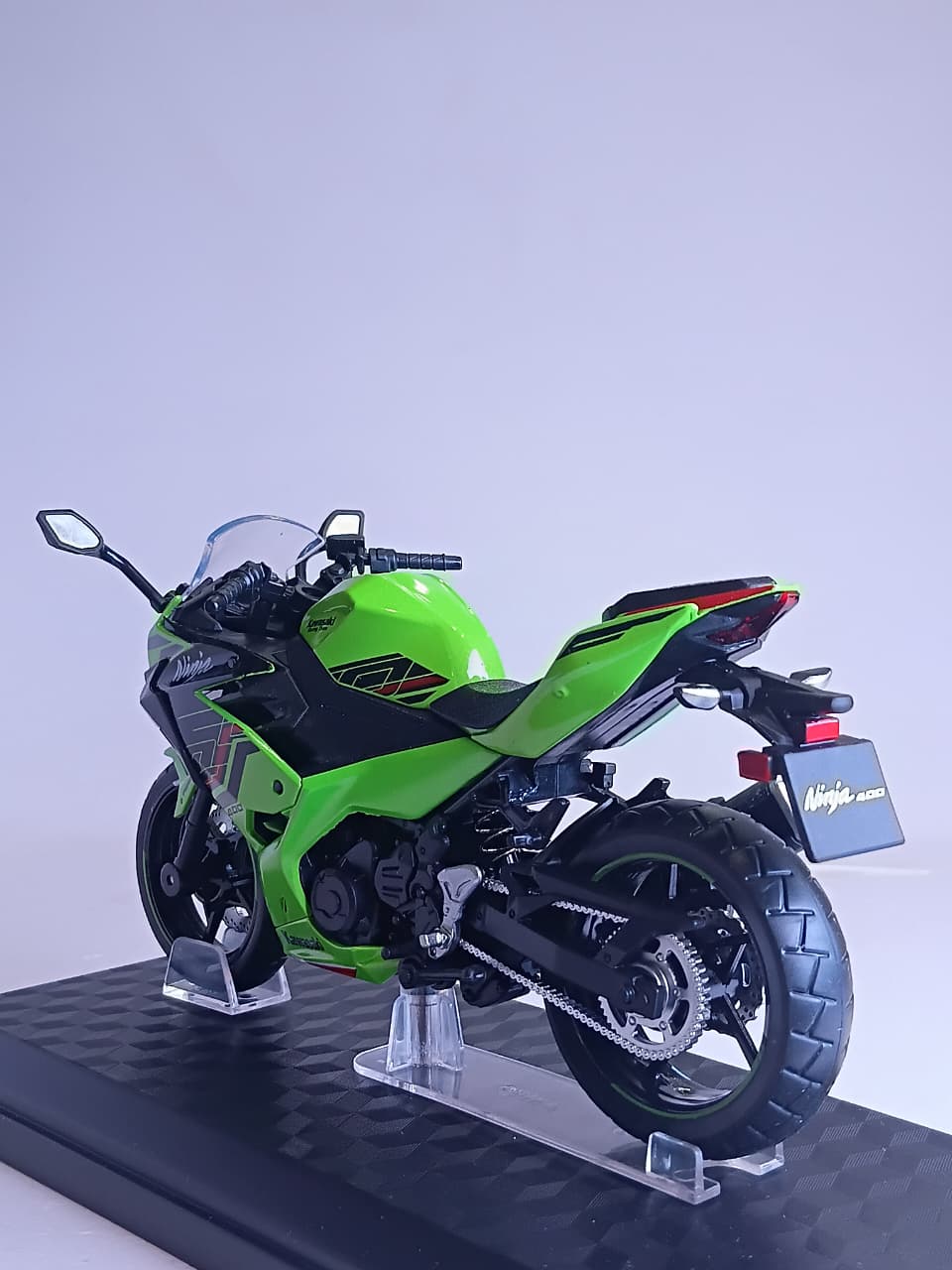 CCA 1:12 KAWASAKAI NINJA 400 DIE-CAST BIKE MODEL 31729 GREEN/BLACK