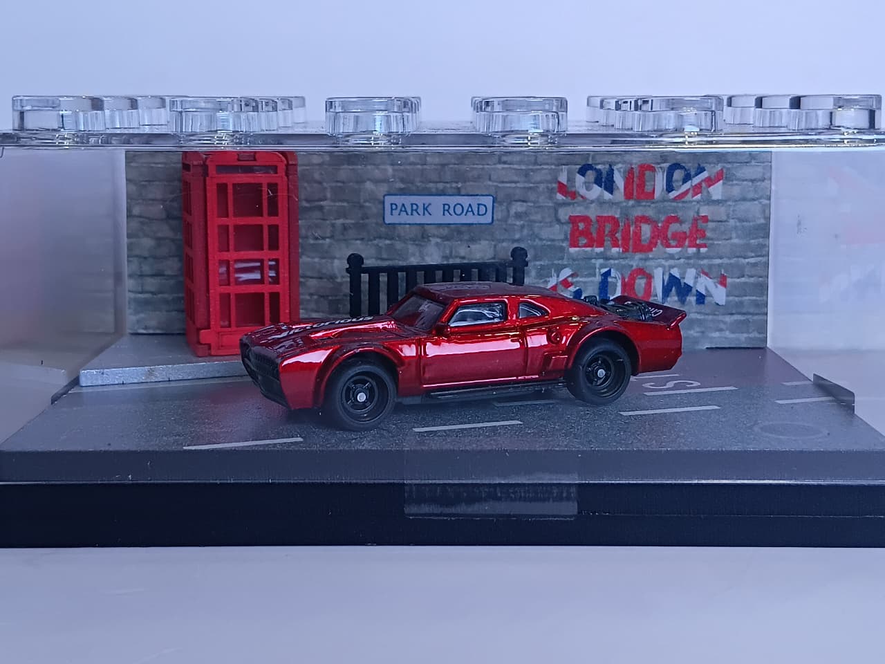 RED MUSCLE CAR DIORAMA RACING CAR MINIATURE 1:64 SCALE 95577-30
