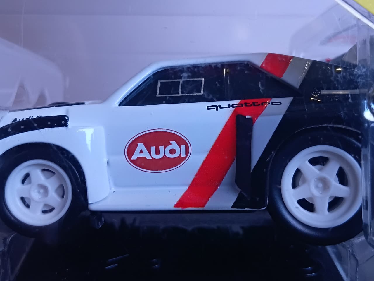 MAISTO MUSCLE MACHINE 1/64 SCALE BLACK AND WHITE SERIES 6 1986 AUDI SPORT QUATTRO MODEL 31 CODE 15526