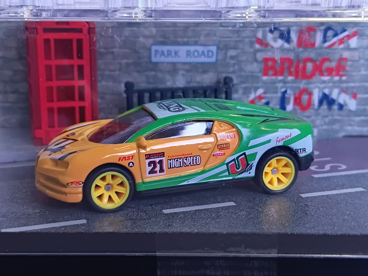 DIORAMA YELLOW & GREEN RACING CAR MINIATURE 1:64 SCALE 95577-30