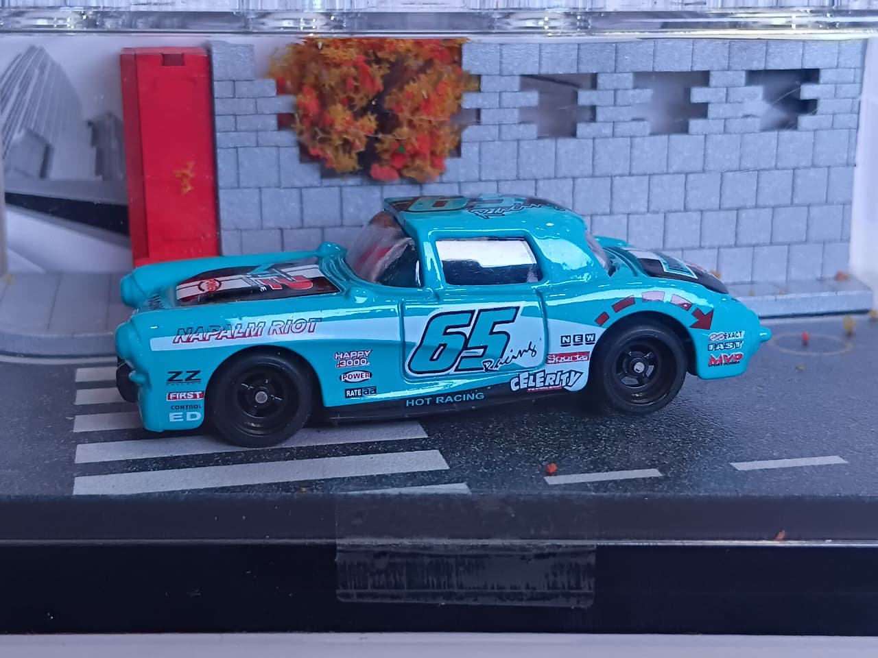 DIORAMA TURQUOISE RACING CAR MINIATURE 1:64 SCALE 95577-30
