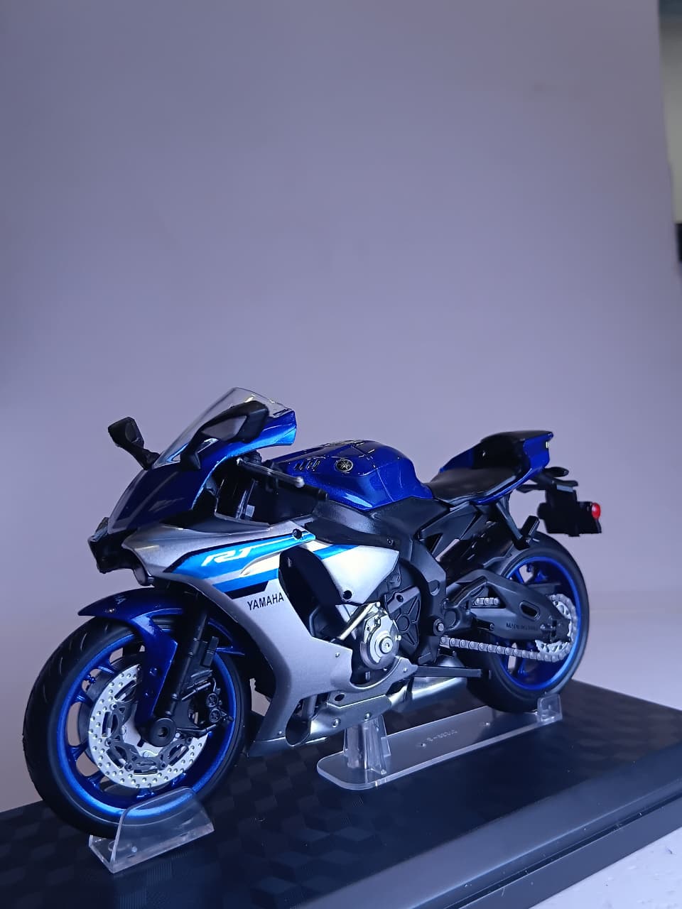 CCA 1:12 YAMAHA YZF-R1 DIE-CAST BIKE MODEL 31491 BLUE/SILVER