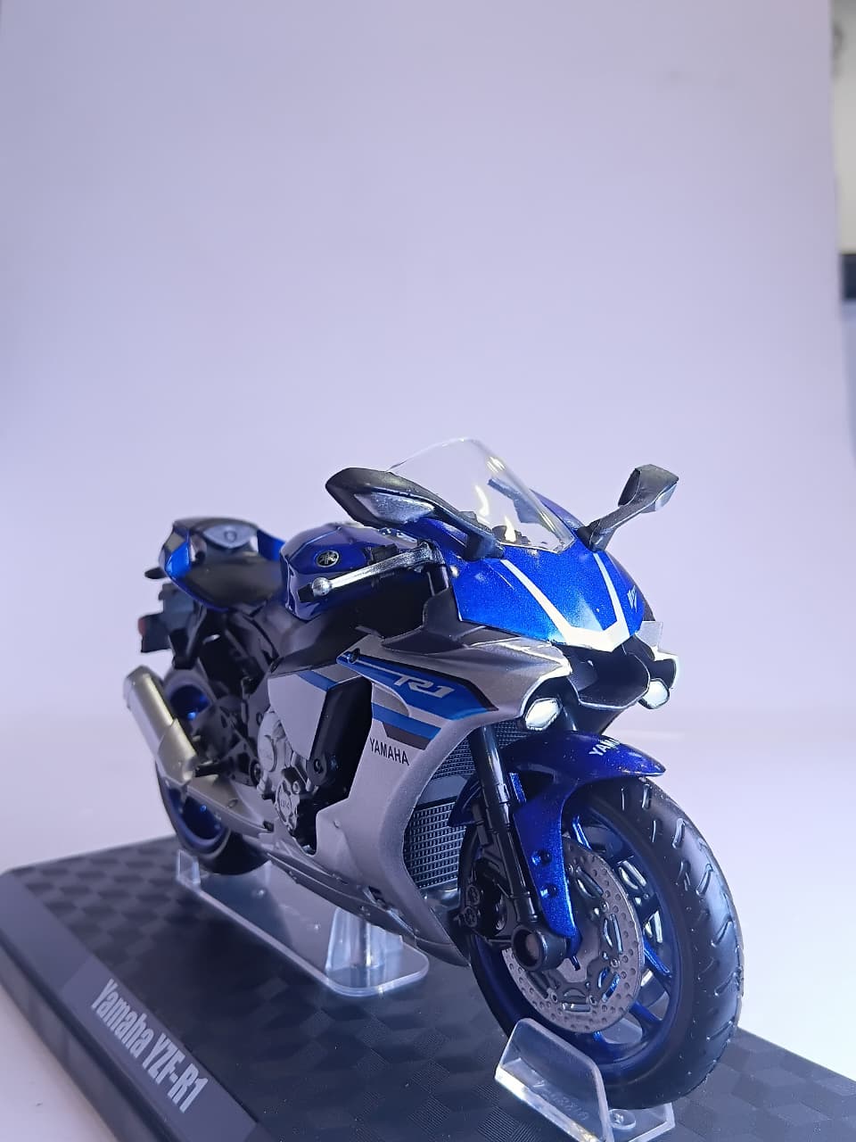 CCA 1:12 YAMAHA YZF-R1 DIE-CAST BIKE MODEL 31491 BLUE/SILVER