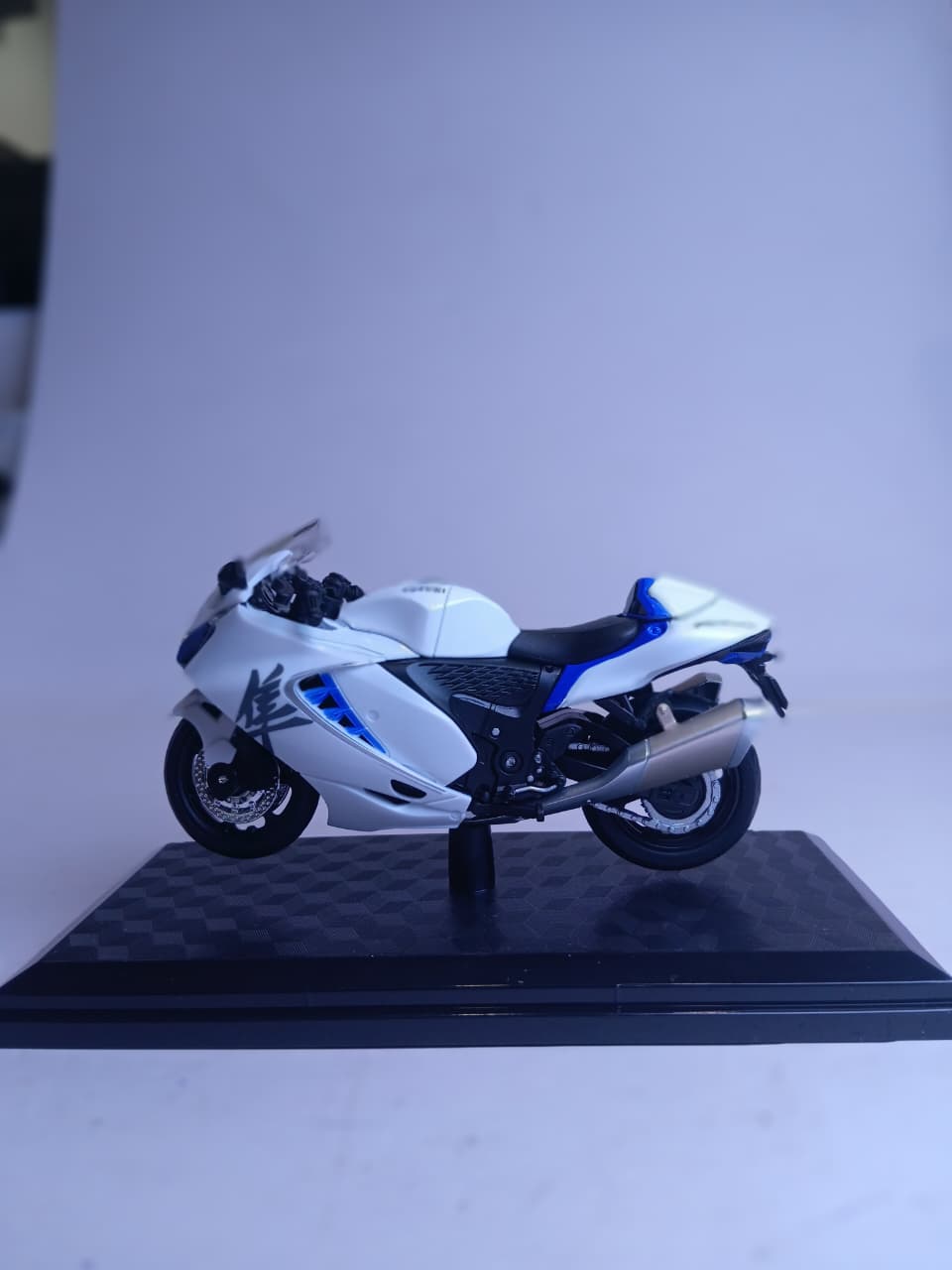 HAYABUSA M18-5B 1:18 SUZUKI DIE-CAST BIKE MODEL WHITE/BLACK
