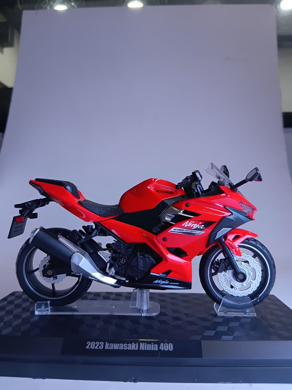 CCA 1:12 KAWASAKAI NINJA 400 DIE-CAST BIKE MODEL 31729 RED/BLACK