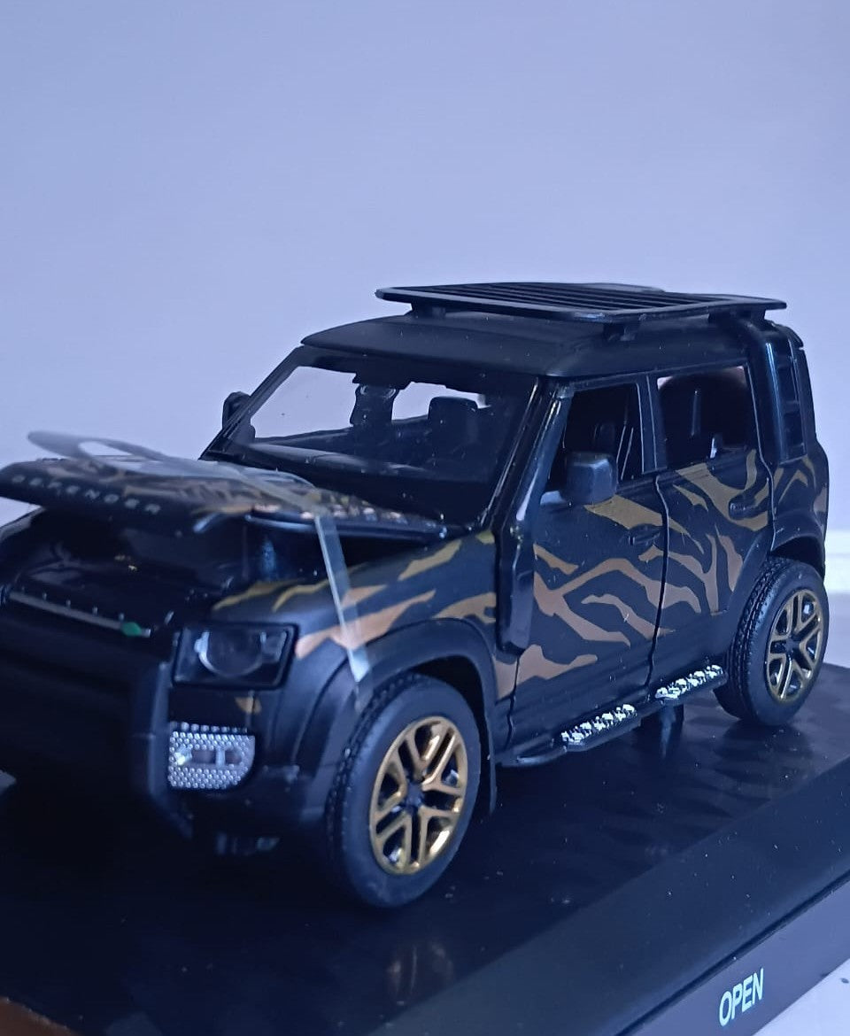 CCA 1:32 LAND ROVER DEFENDER 110 DIECAST MODEL  88416A CAR BLACK/GOLD