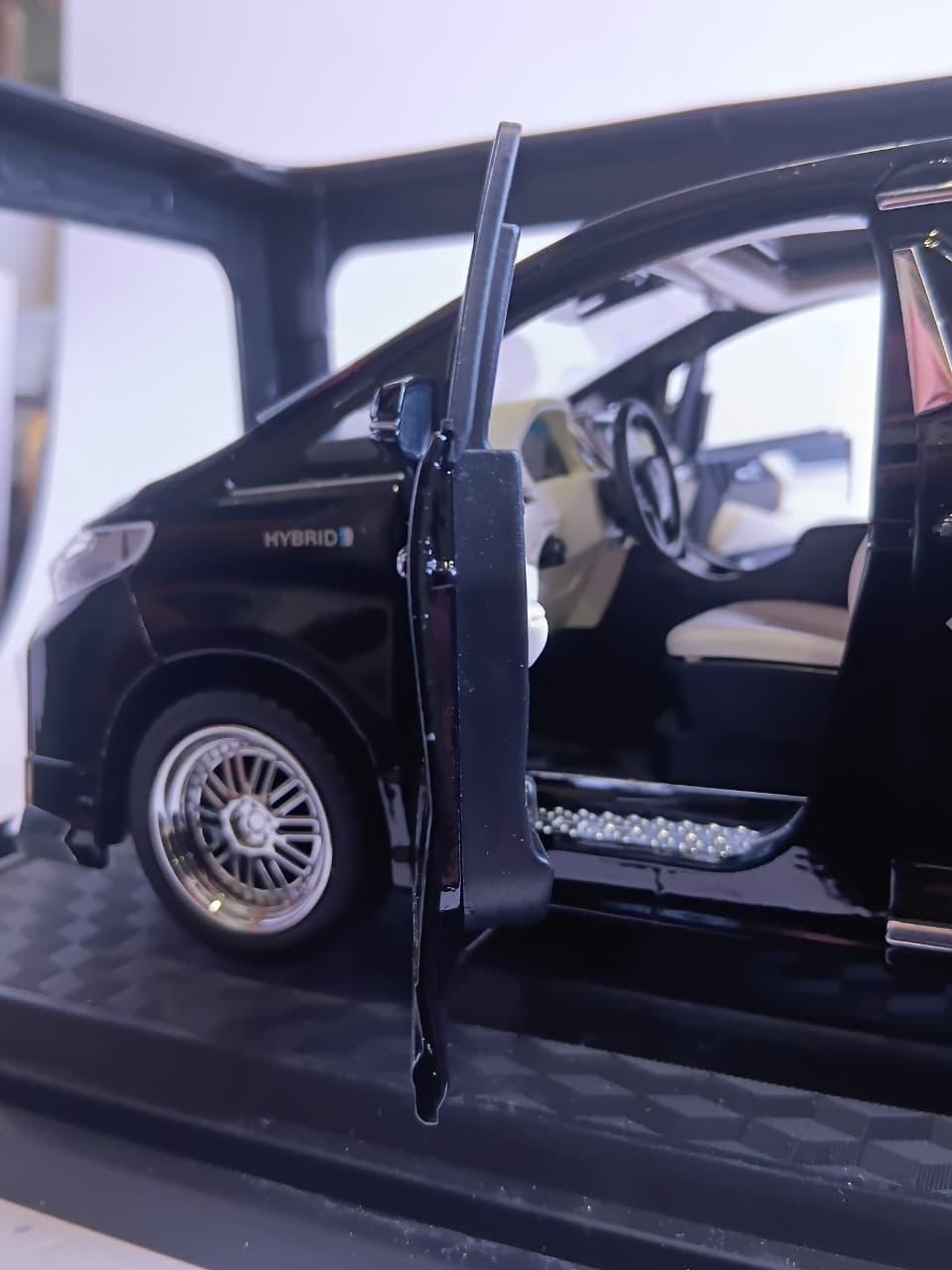 CHE ZHI TOYOTA CZ803B 1:18 DIE-CAST SIMULATION SOUND AND LIGHT PULL BACK SERIES BLACK