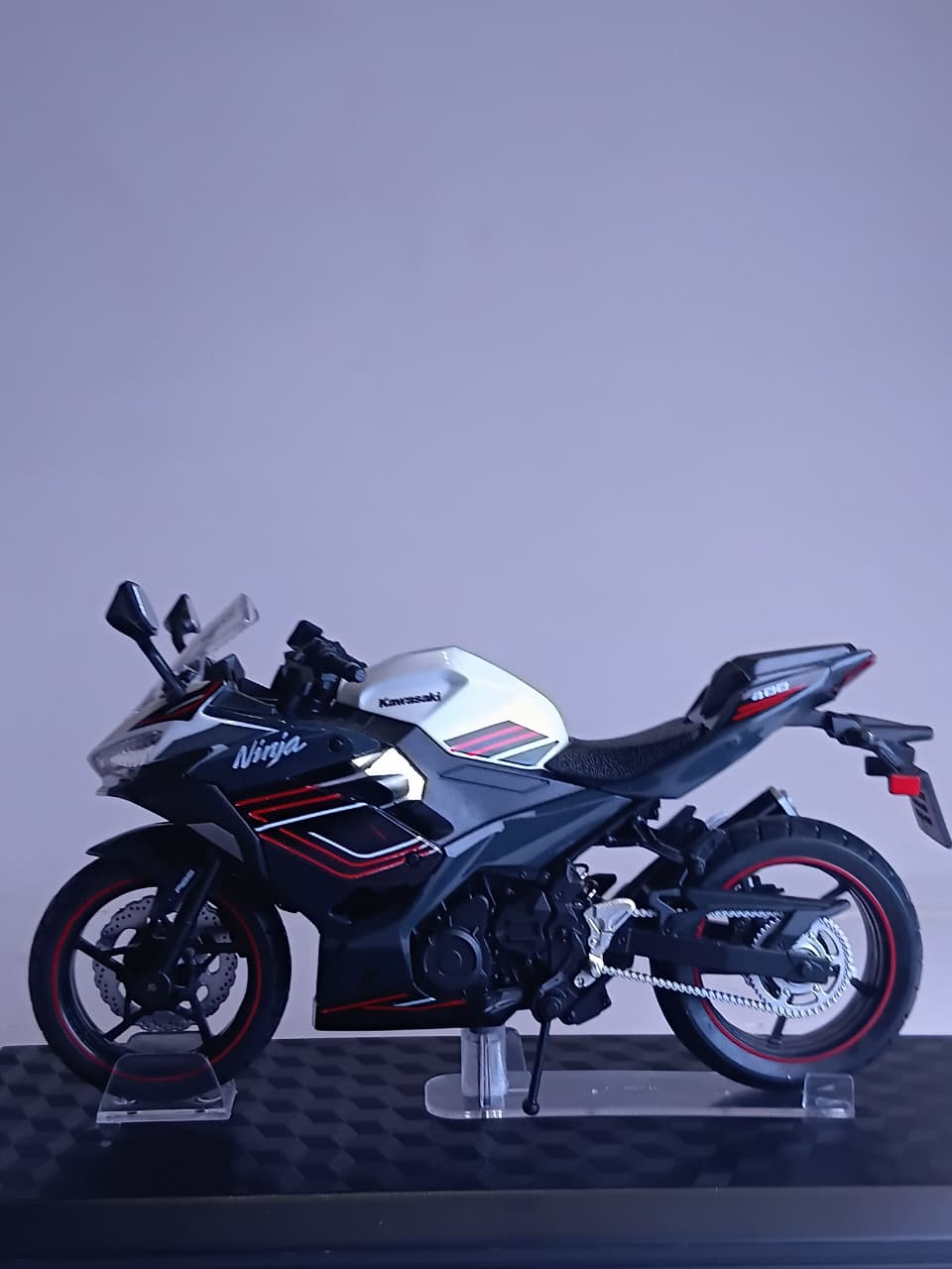 CCA 1:12 KAWASAKAI NINJA 400 DIE-CAST BIKE MODEL 31729 WHITE/BLACK