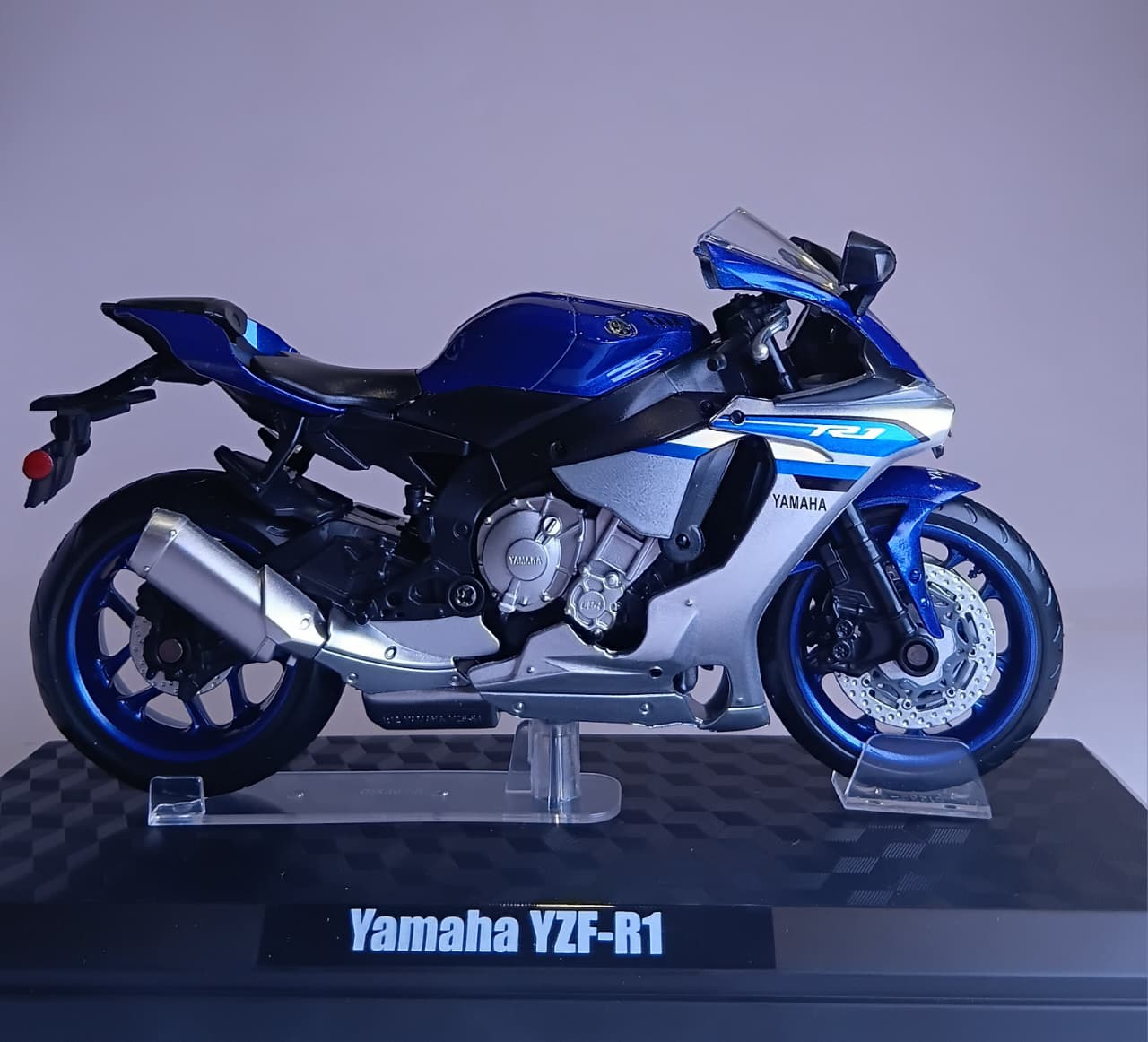 CCA 1:12 YAMAHA YZF-R1 DIE-CAST BIKE MODEL 31491 BLUE/SILVER