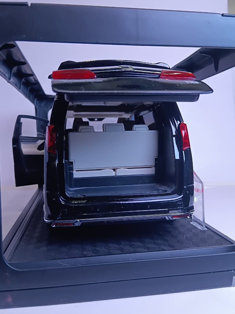 CHE ZHI TOYOTA CZ803B 1:18 DIE-CAST SIMULATION SOUND AND LIGHT PULL BACK SERIES BLACK