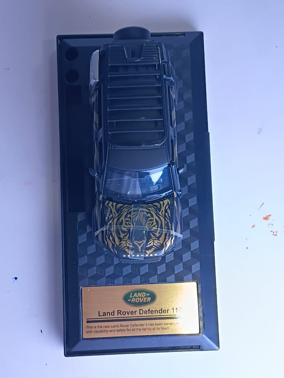 CCA 1:32 LAND ROVER DEFENDER 110 DIECAST MODEL  88416A CAR BLACK/GOLD