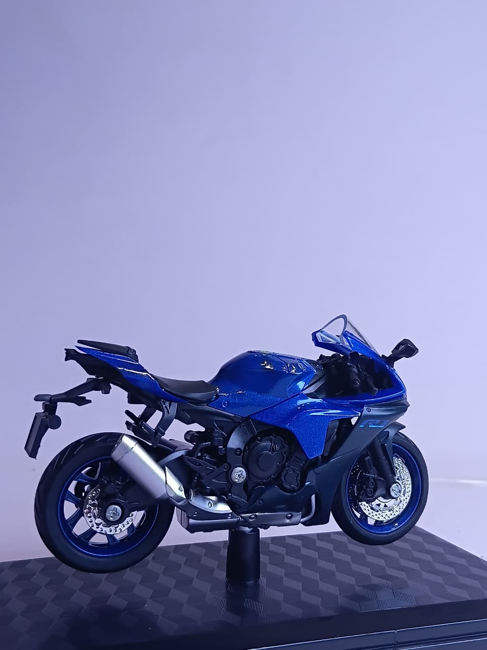 F3 YAMAHA R1 M18-4B 1:18 DIE-CAST BIKE MODEL BLUE/BLACK