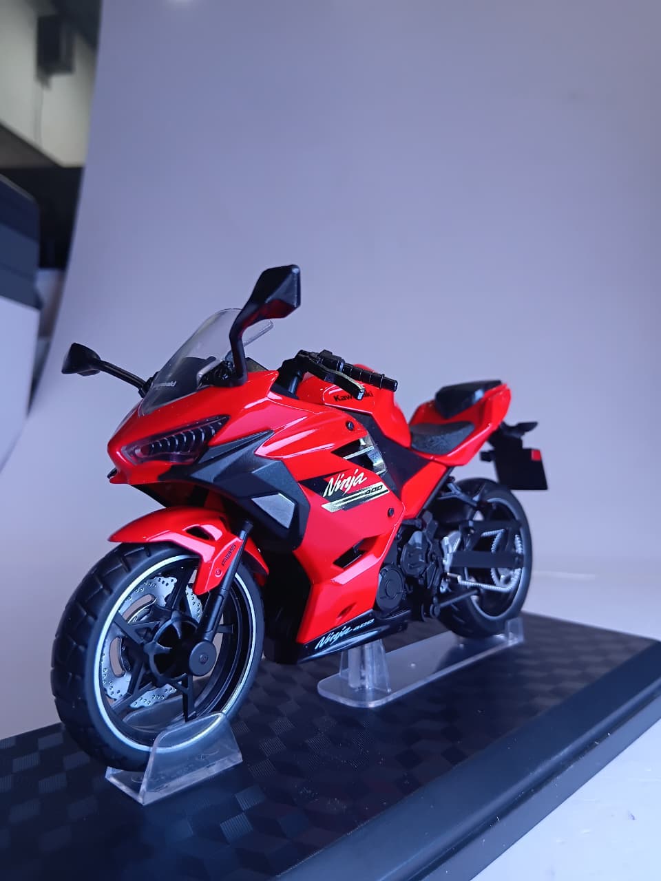 CCA 1:12 KAWASAKAI NINJA 400 DIE-CAST BIKE MODEL 31729 RED/BLACK