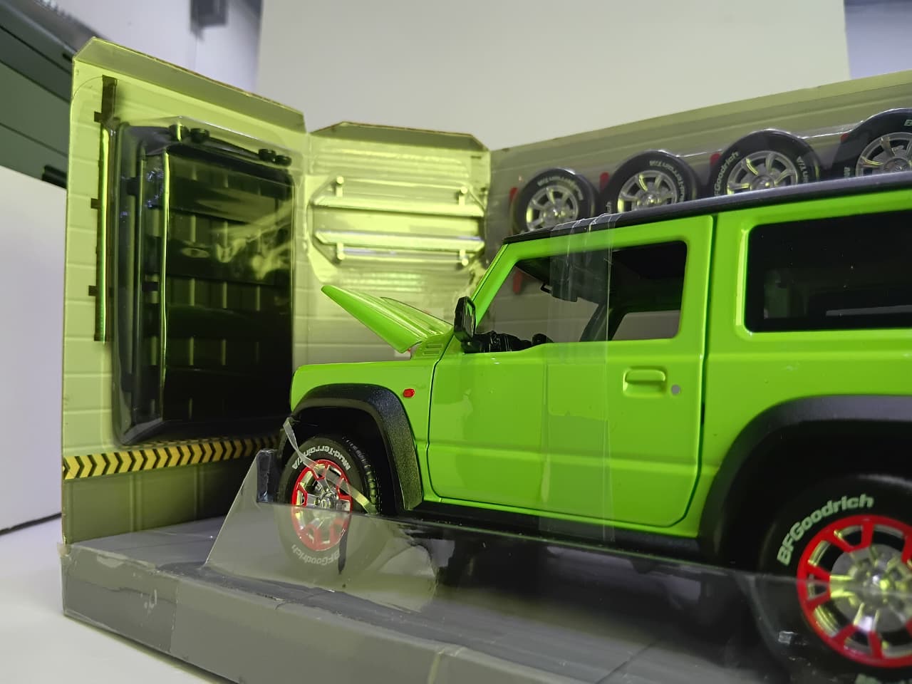 CCA SUZUKI JIMNY 1:18 MODEL 68273K COLOUR GREEN  / BLACK