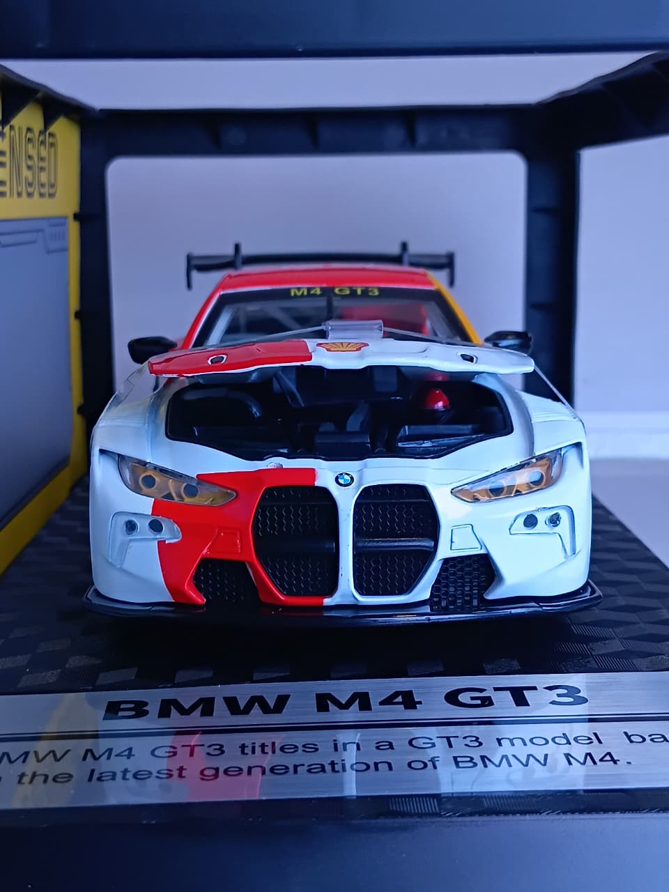 CCA BMW M4 GT3 1:24 DIECAST MODEL 862277E WHITE RED