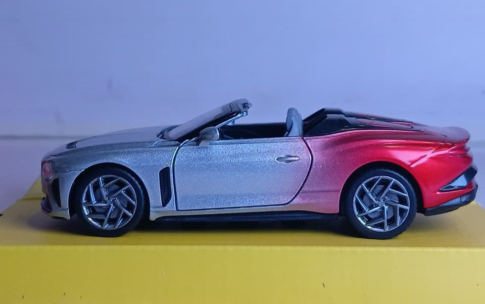 CCA 1:36 12016 BENTLEY MULLINER BACALAR SILVER RED DIECAST MODEL