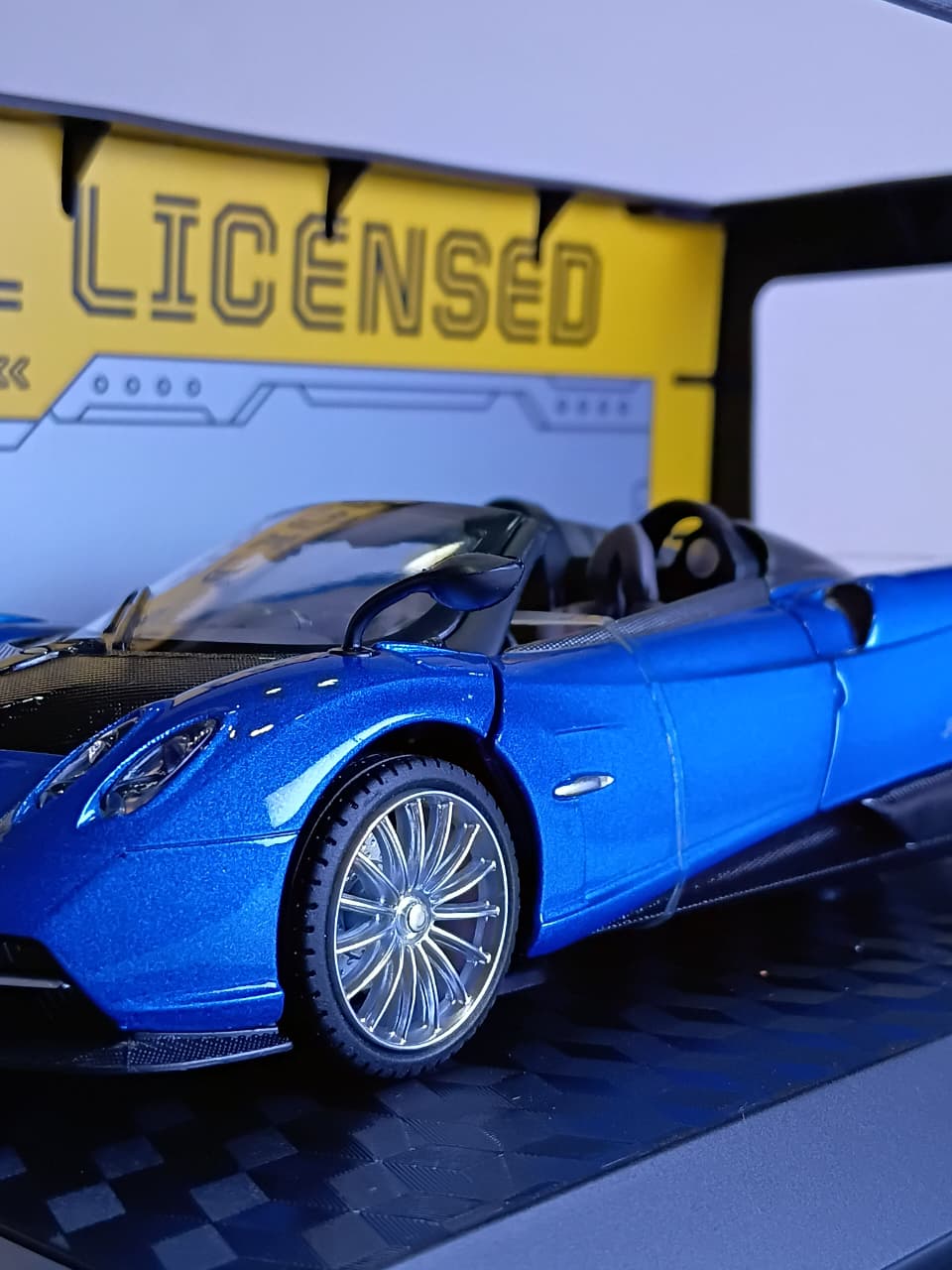 CCA PAGANI HUAYRA ROADSTER BLUE 1/24 SCALE 68264K