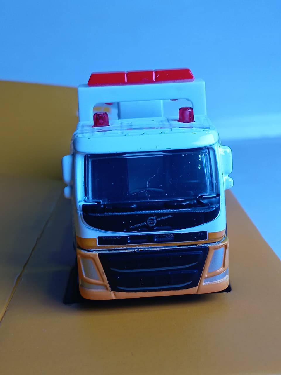CCA VOLVO TRUCK RESCUE 1:72 SCALE DIECAST 67096KE