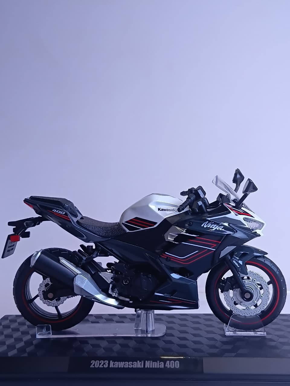 CCA 1:12 KAWASAKAI NINJA 400 DIE-CAST BIKE MODEL 31729 WHITE/BLACK
