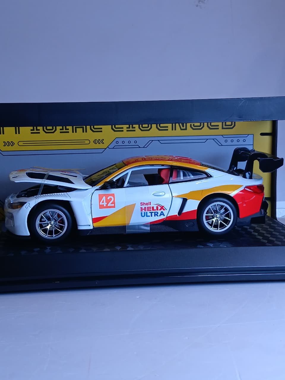 CCA BMW M4 GT3 1:24 DIECAST MODEL 862277E WHITE RED