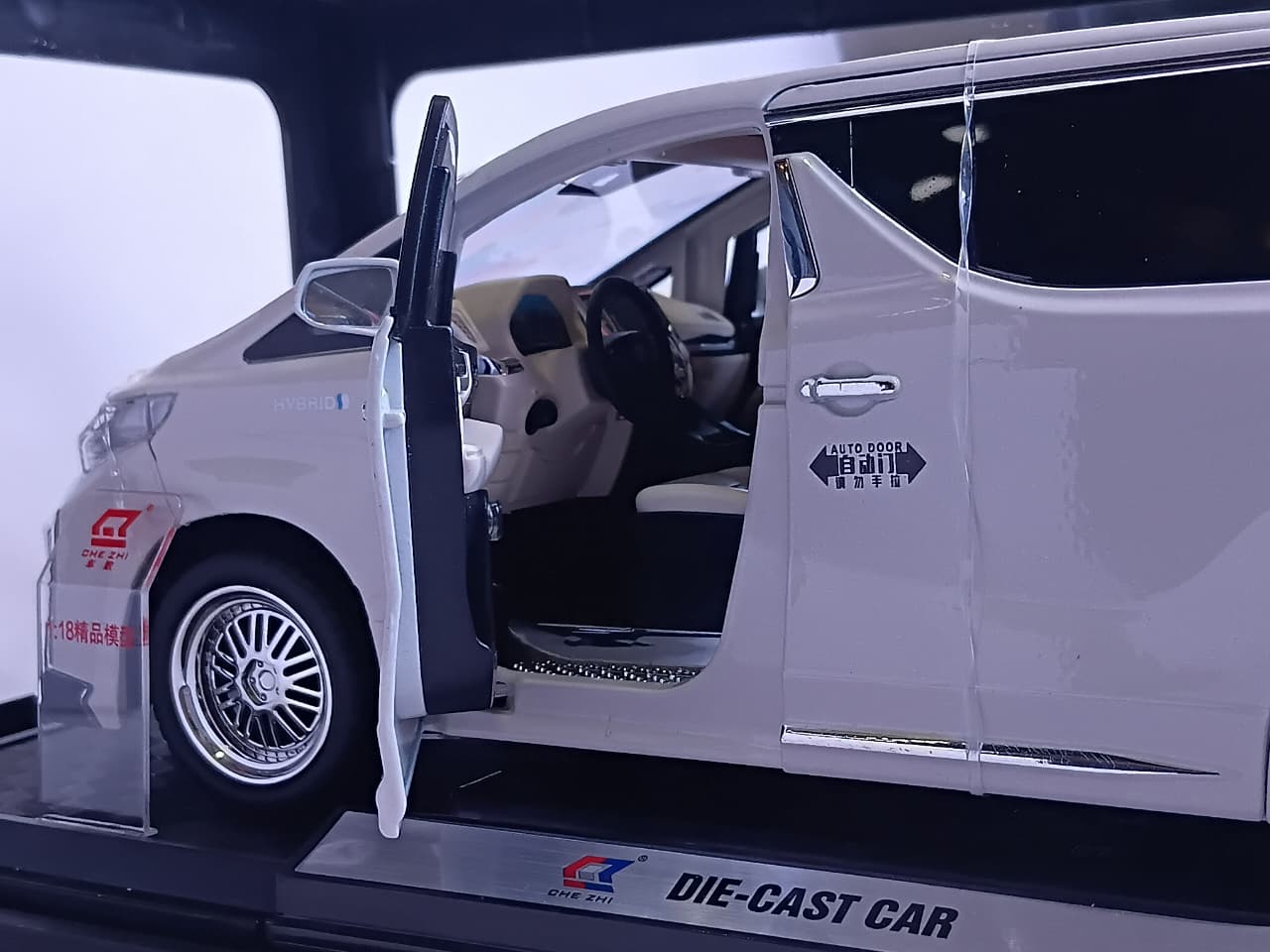 CHEZHI MODEL TOYOTA DIE CAST SOUND AND LIGHT PULL BACK SERIES CZ803B 1:18 WHITE
